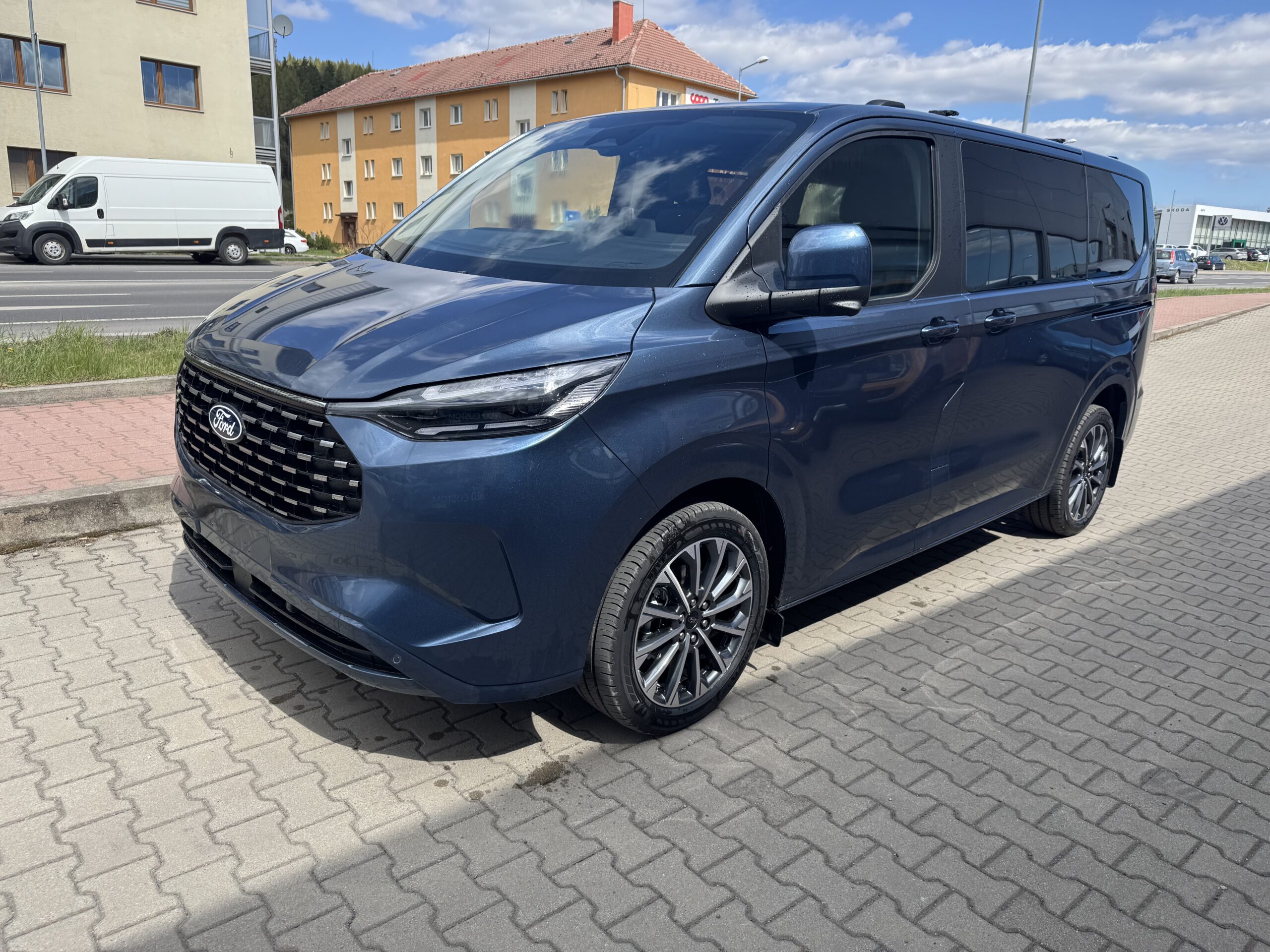 Ford Tourneo Custom 2. 5 Duratec PHEV 232k eCVT – FWD (171kW) Tourneo Titanium X - Image 2