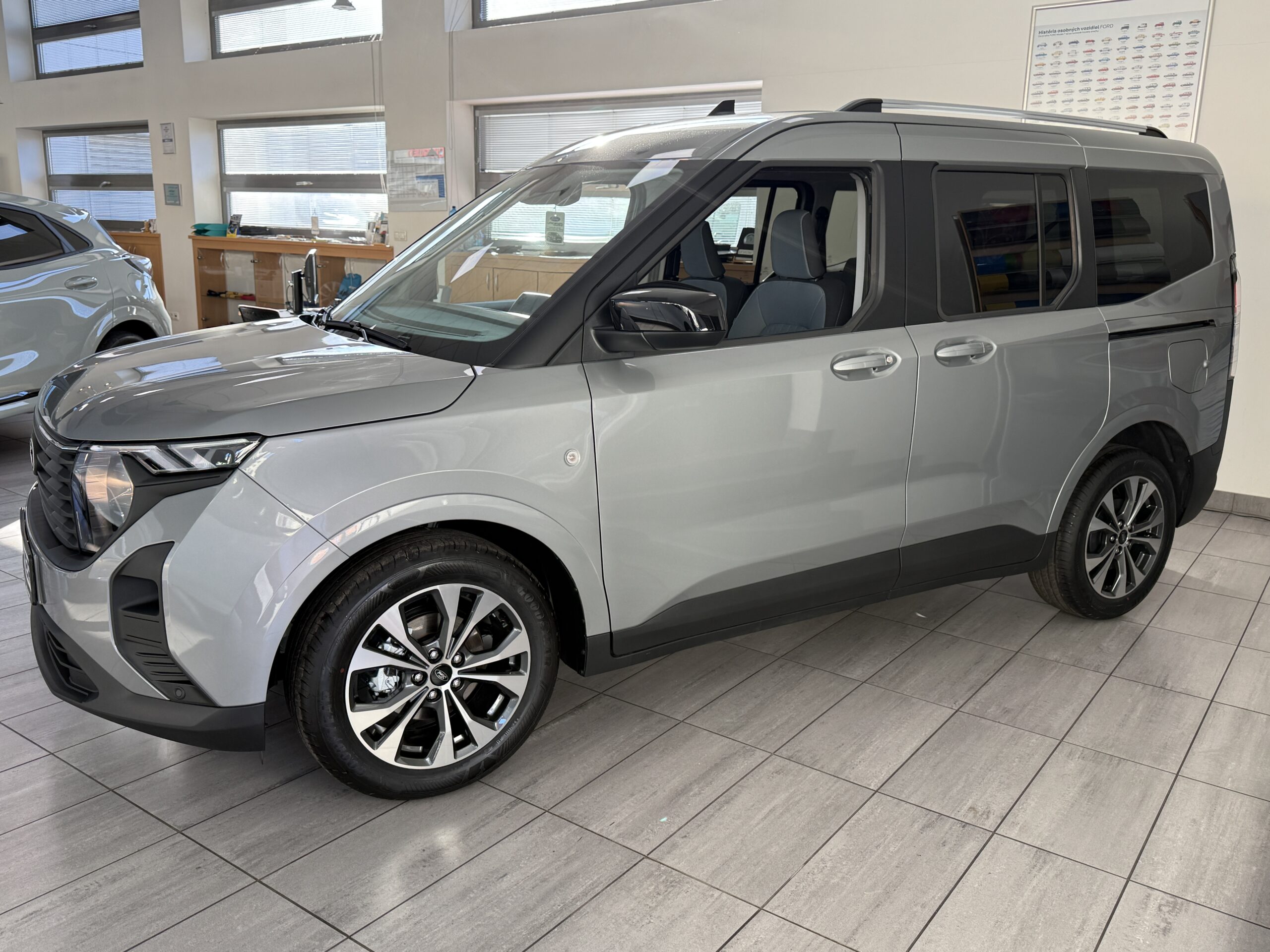 Ford Tourneo Courier 1.0 EcoBoost 125k A7 (92kW) Tourneo Titanium - Image 2