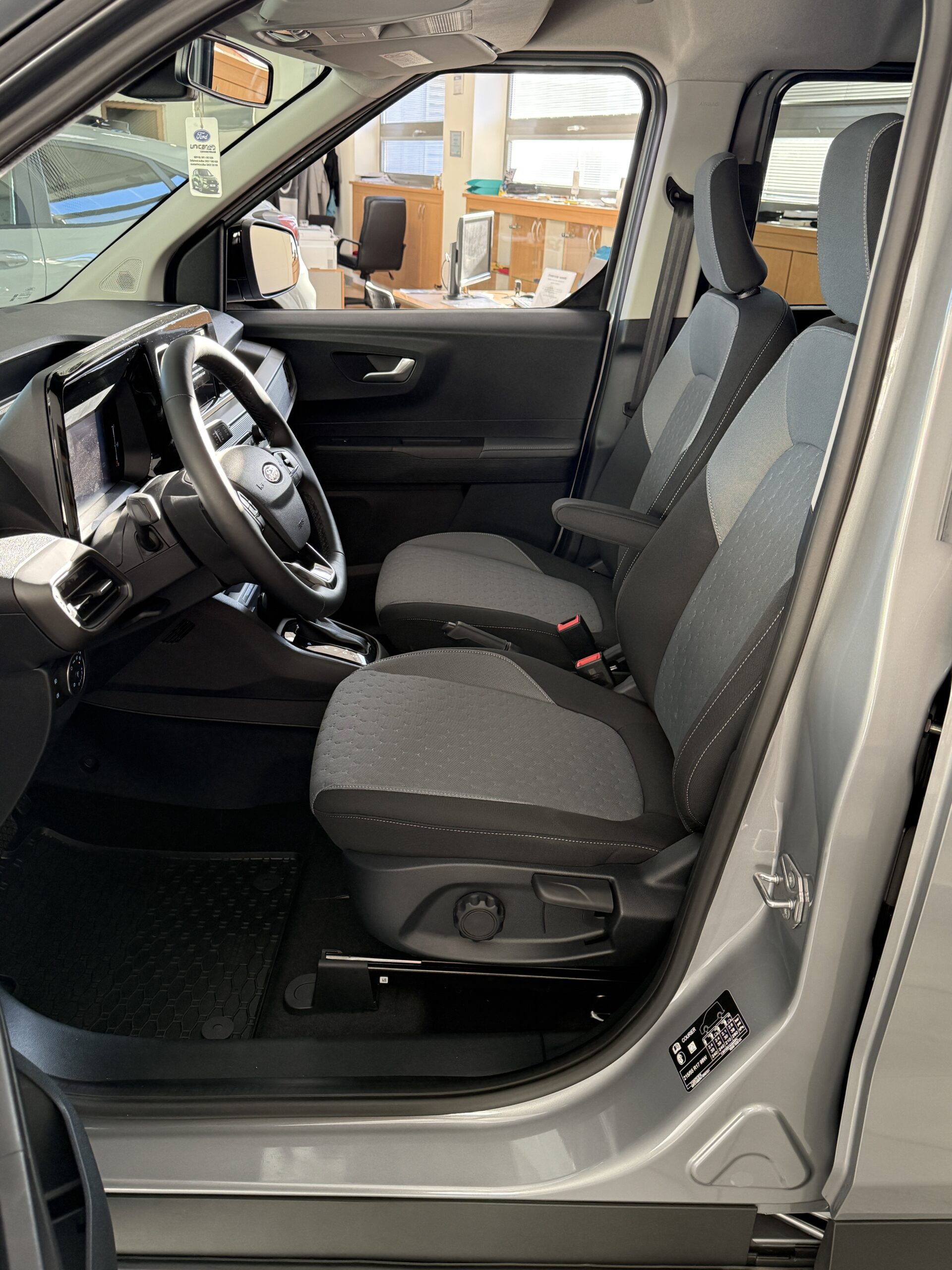 Ford Tourneo Courier 1.0 EcoBoost 125k A7 (92kW) Tourneo Titanium - Image 5