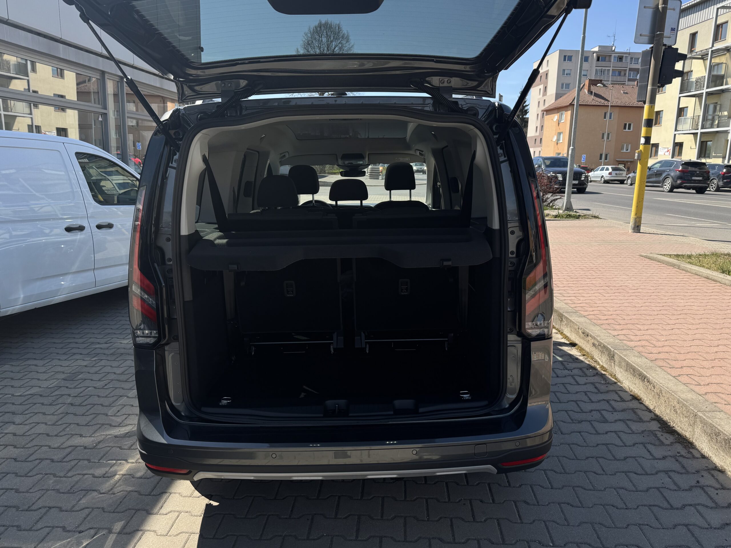 Ford TOURNEO CONNECT 2.0 EcoBlue 122k A7 (90kW) – FWD Grand Tourneo Active - Image 4