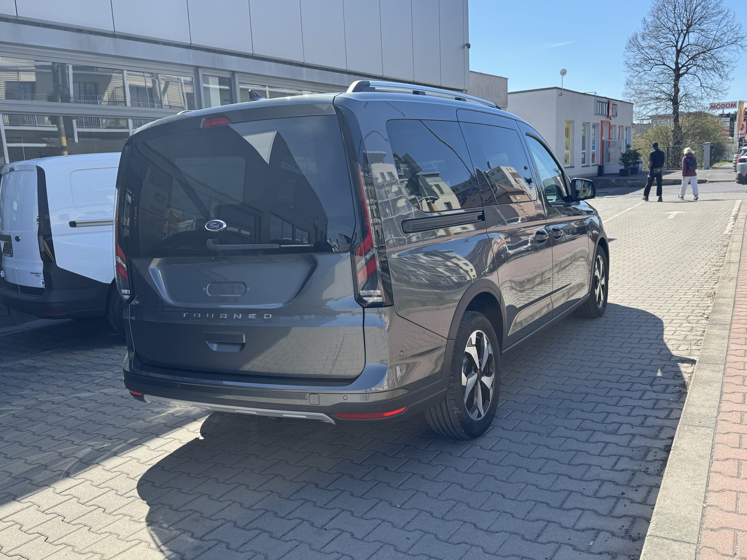 Ford TOURNEO CONNECT 2.0 EcoBlue 122k A7 (90kW) – FWD Grand Tourneo Active - Image 3