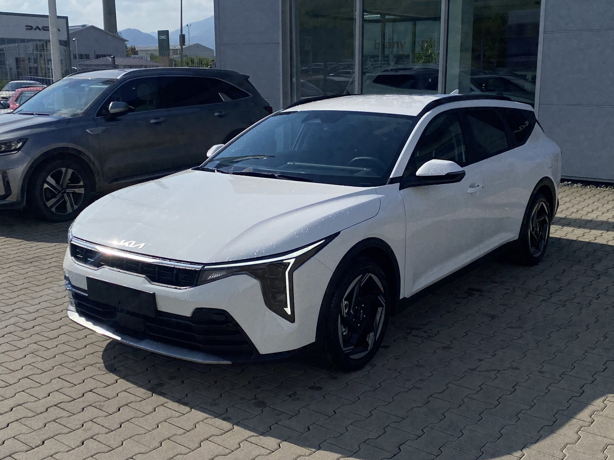 Kia K4 SW - Image 1