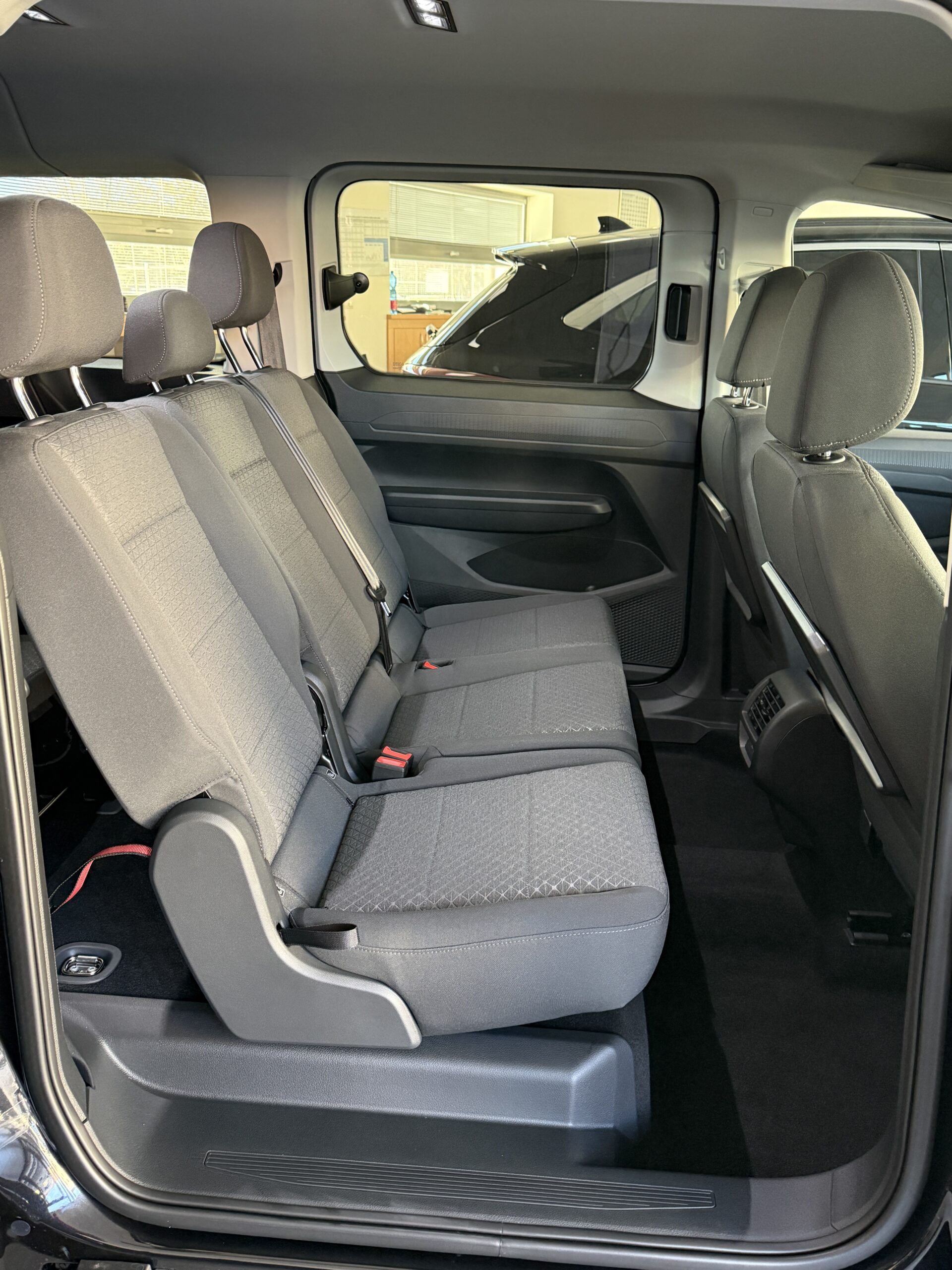 Ford TOURNEO CONNECT 2.0 EcoBlue 122k A7 (90kW) – FWD Grand Tourneo Titanium - Image 4
