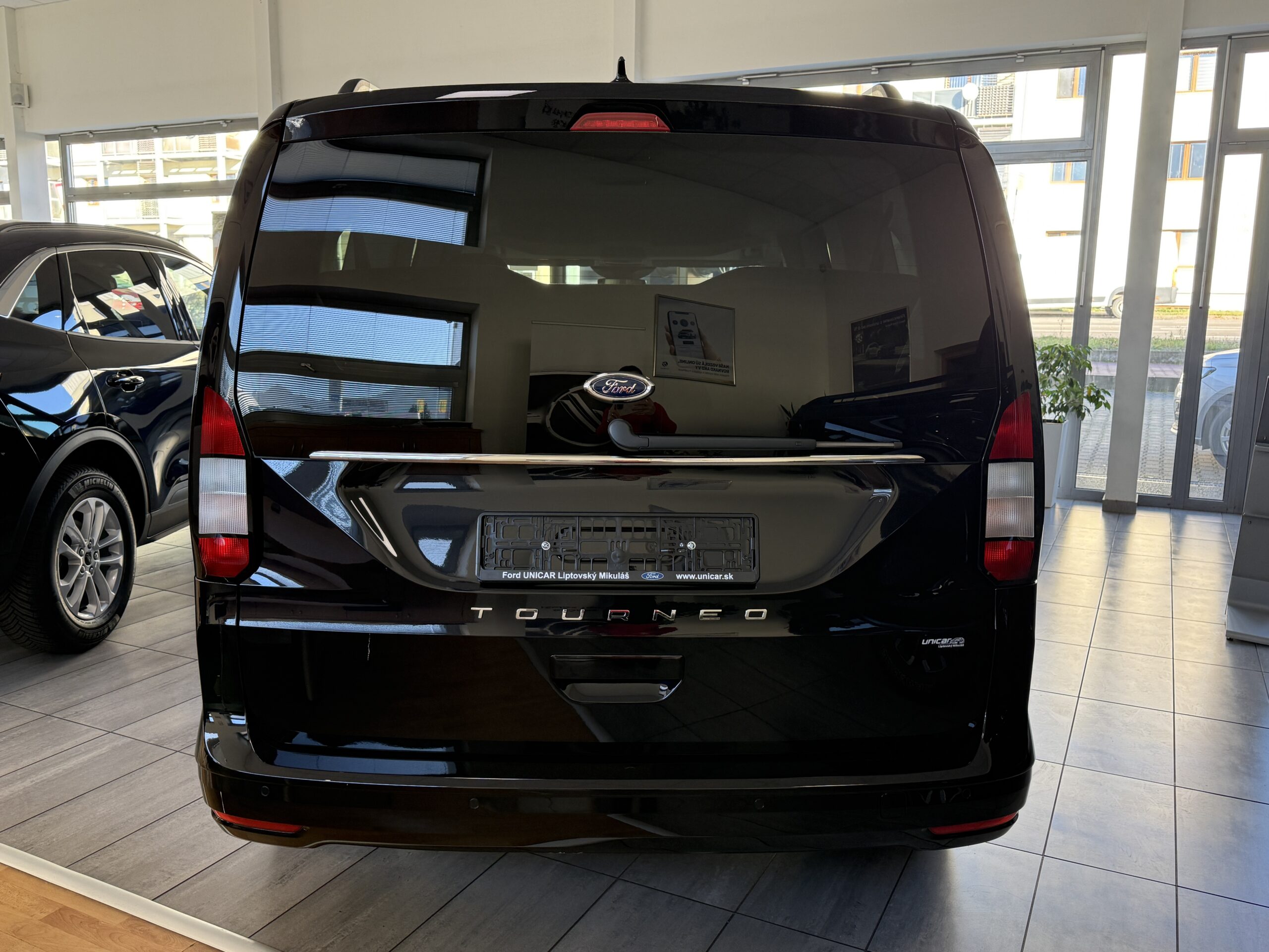 Ford TOURNEO CONNECT 2.0 EcoBlue 122k A7 (90kW) – FWD Grand Tourneo Titanium - Image 6