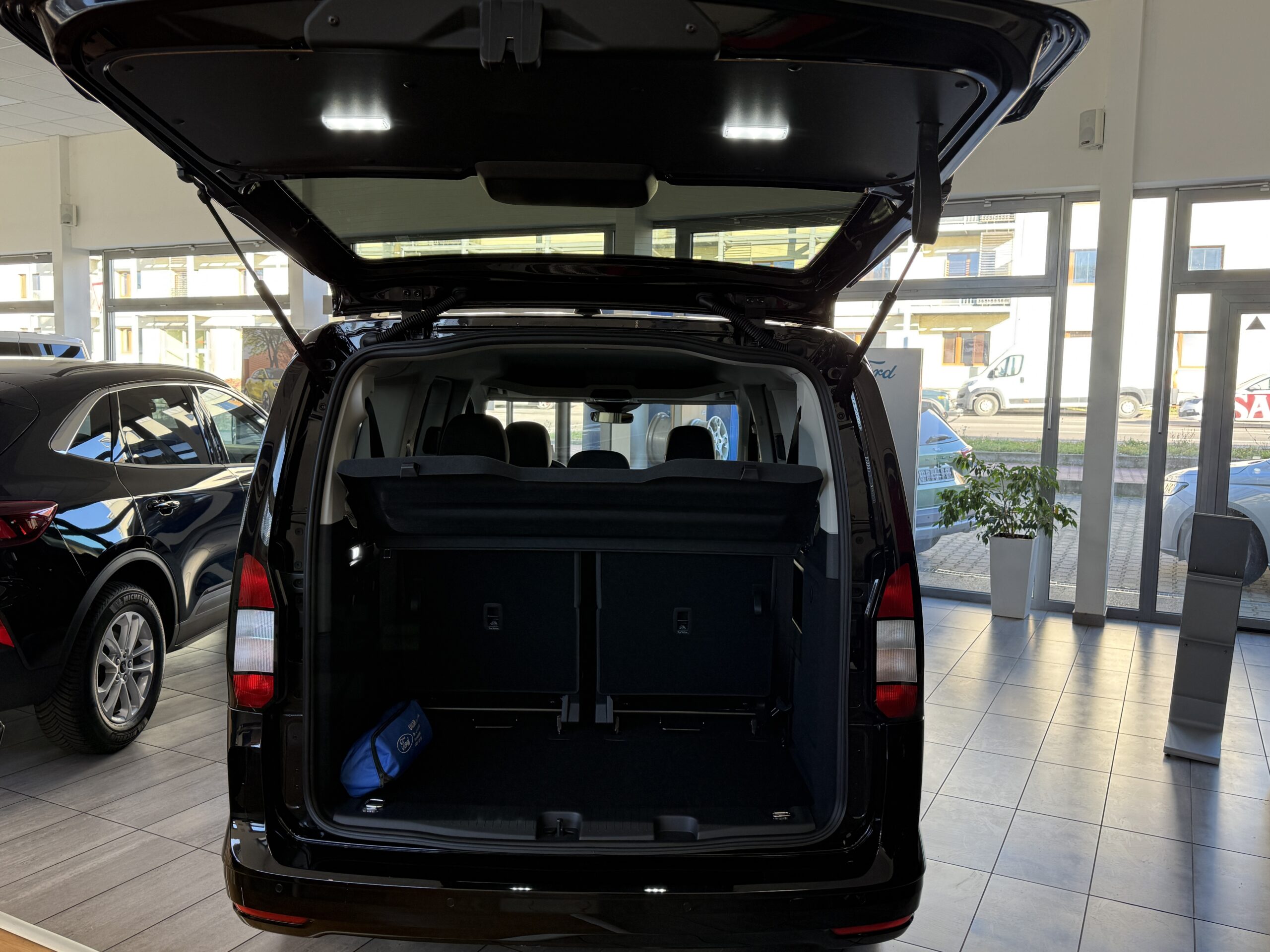 Ford TOURNEO CONNECT 2.0 EcoBlue 122k A7 (90kW) – FWD Grand Tourneo Titanium - Image 7
