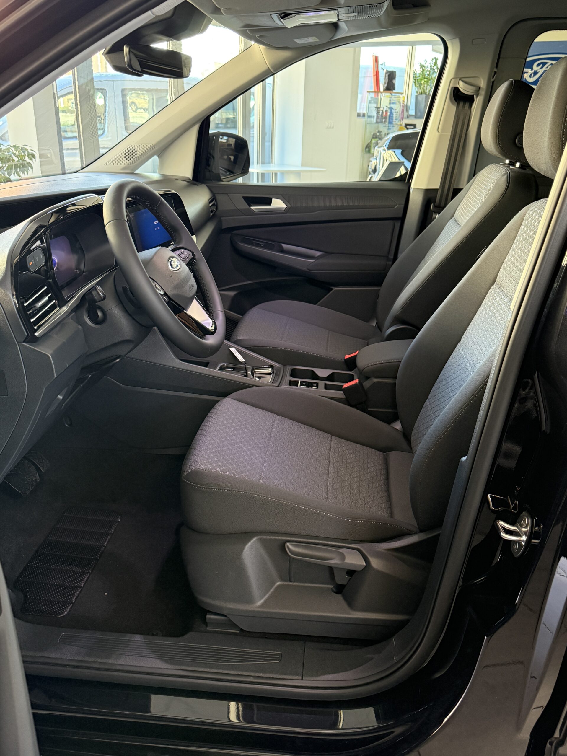 Ford TOURNEO CONNECT 2.0 EcoBlue 122k A7 (90kW) – FWD Grand Tourneo Titanium - Image 8